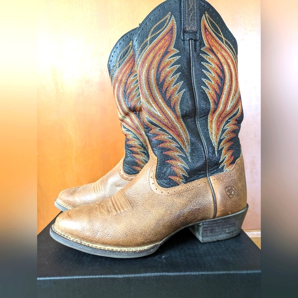 SOLD Ariat International Cowboy Boots, Leather, Gorgeous Stitching, Size 9EE - Picture 3 of 12